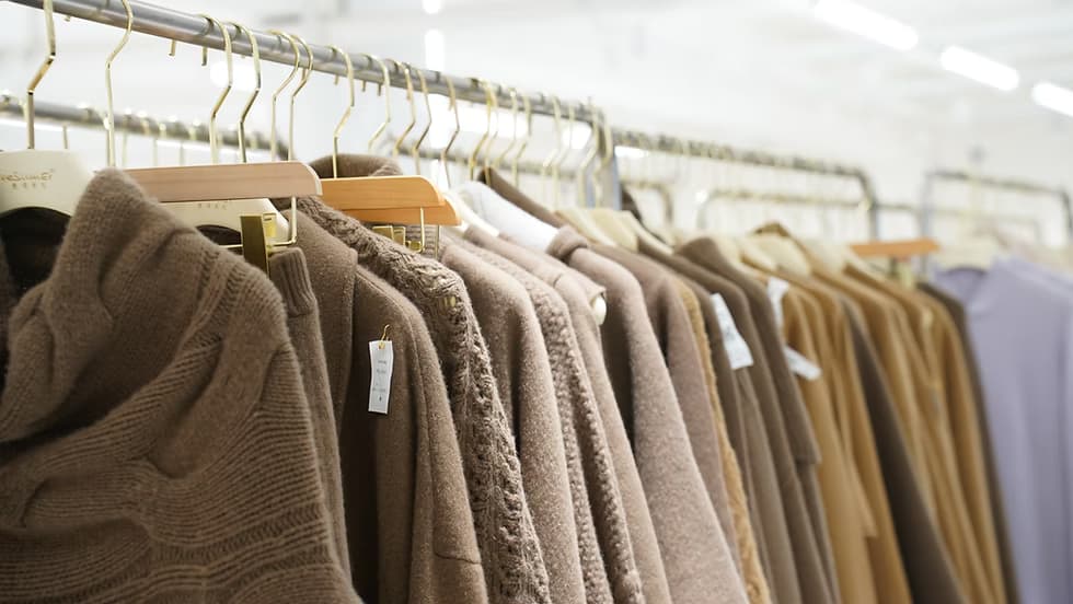 Expert manufacturing of knit garments including T-shirts, polo shirts, tank tops, and casual wear. High-quality knitting, dyeing, and finishing services available.